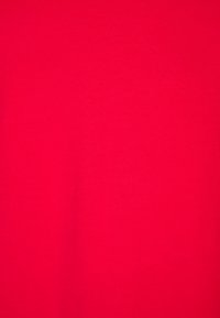 Tissu rouge uni avec une texture lisse, couleur uniforme, et sans motifs ni embellissements visibles. Convient à diverses applications textiles.