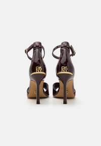 DKNY FLOSSIE ANKLE STRAP - Sandaler med høye hæler - burgundy