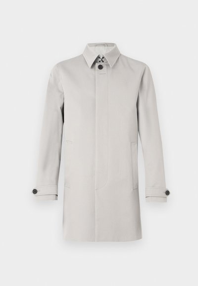 Gaišpelēka garā mēteli, izgatavots no gludas auduma. Iespējas ar smailu apkakli, pogu akcentiem un sānu kabatām. Minimalistisks dizains ar tīru siluetu.