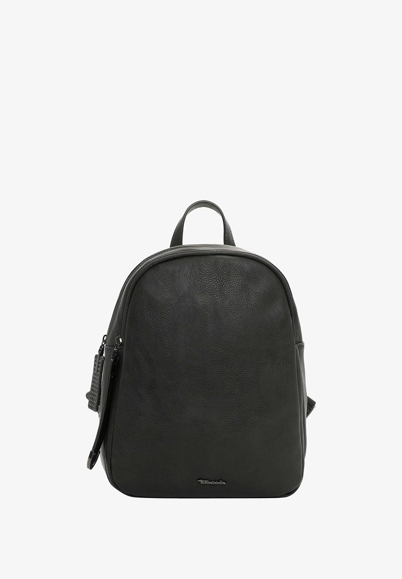 Mochila de cuero negra con forma redondeada, superficie texturizada y correas ajustables. Cuenta con un bolsillo frontal y un branding sutil.