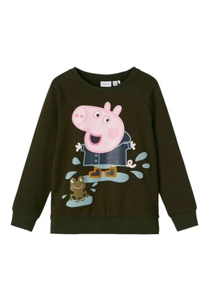 Ciemnozielony sweter z nadrukiem kreskówkowej świni w płaszczu przeciwdeszczowym i gumowych butach, która skacze przez kałuże obok uśmiechniętej żaby.