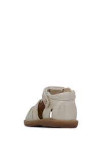 Světle zlaté sandály pro batolata s otevřenou špičkou a patou, nastavitelné pásky a texturovaným svrškem. Gumová podrážka pro trakci a odolnost.