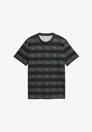 Tricou cu dungi negre și gri, realizat dintr-un material cu o textură moale. Are un guler rotund și mâneci scurte. Prezintă un model pixelat subtil.