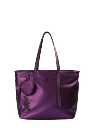 Bolso tote morado hecho de material brillante, con asas largas, un estuche redondo desmontable y un logo de calavera con letras en el lateral.