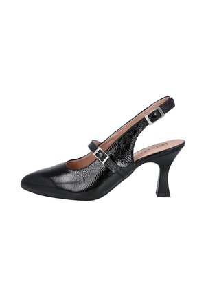 Tacón destalonado de charol negro con punta estrecha y dos hebillas plateadas ajustables.