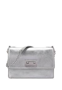 Zilveren metalen handtas met een rechthoekige vorm, een gladde leren textuur en een kettingband. Beschikt over een voorkliksluiting en logo-detail.
