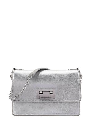 Sac à main métallique argenté de forme rectangulaire, avec une texture en cuir lisse et une bandoulière en chaîne. Présente un fermoir à l'avant et un détail de logo.