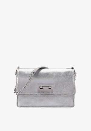 Zilveren metalen handtas met een rechthoekige vorm, een gladde leren textuur en een kettingband. Beschikt over een voorkliksluiting en logo-detail.