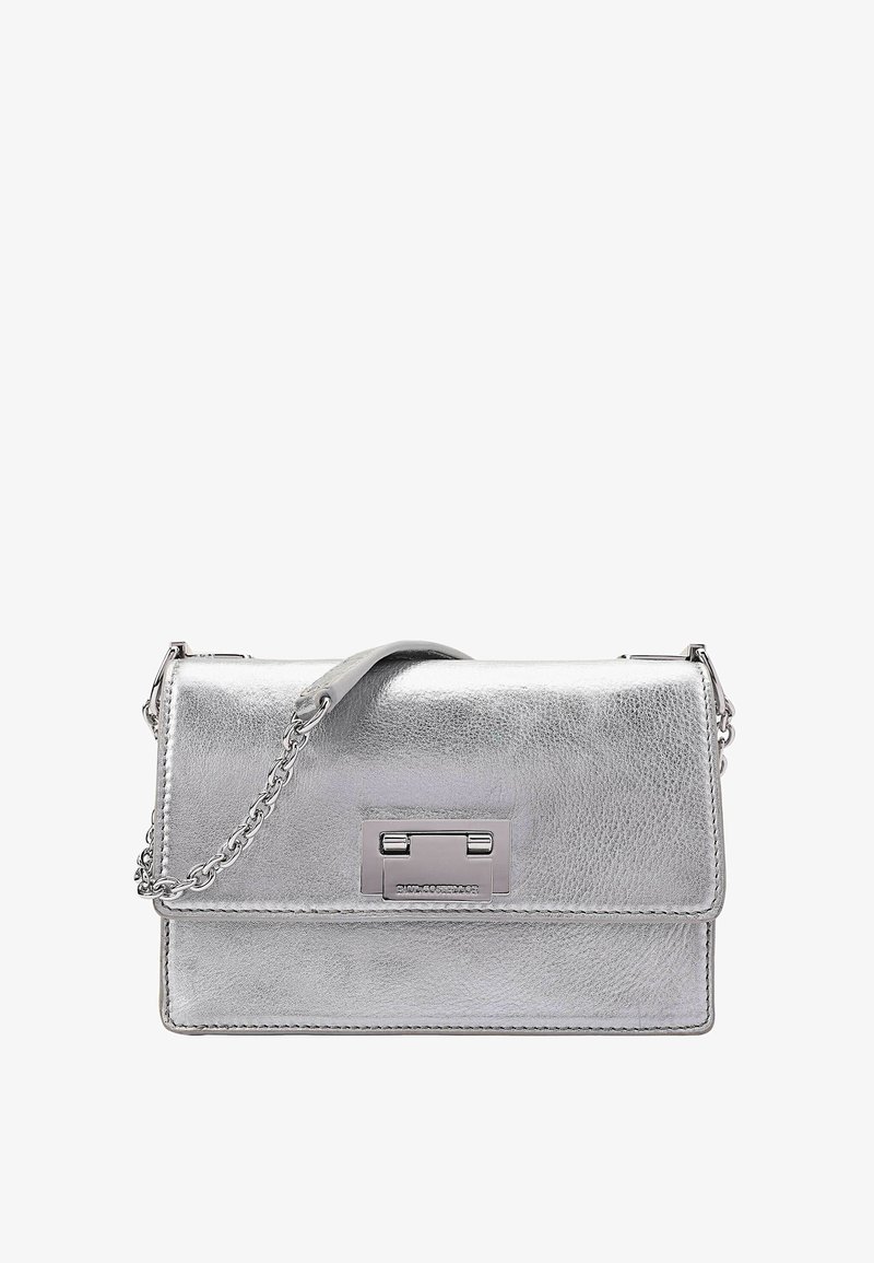 Zilveren metalen handtas met een rechthoekige vorm, een gladde leren textuur en een kettingband. Beschikt over een voorkliksluiting en logo-detail.