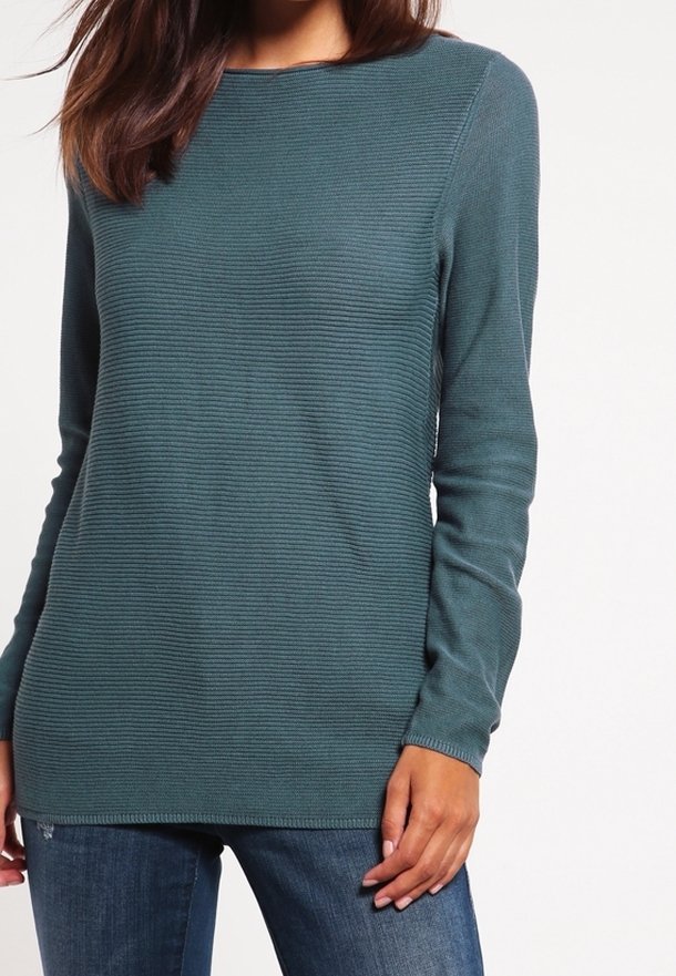 Turquoise trui met lange mouwen, geribbelde textuur en een ronde halslijn, gecombineerd met een blauwe spijkerbroek. Rechte zoom en een slim-fit ontwerp.