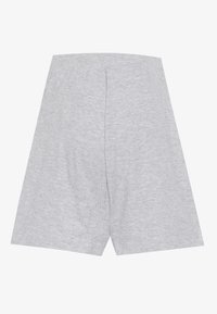 Pantaloni corti in cotone grigio con una vestibilità comoda, dotati di un cinturino piatto e dettagli sulle cuciture laterali. La texture appare liscia e leggera.