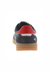 Černé tenisky s červenými, bílými a šedými akcenty, síťovaným svrškem a gumovou podrážkou. Obsahují logo na patě a kontrastní šití.