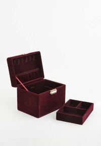Aufbewahrungsbox aus burgundrotem Samt mit einem goldenen Verschluss. Verfügt über ein geteiltes Innenfach und eine elastische Tasche zur Organisation. Inklusive herausnehmbarem Einsatz.