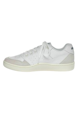 Trainers - white