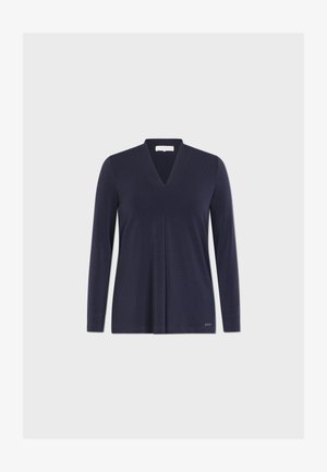 Camiseta de manga larga en color navy con escote en V, que presenta un sutil pliegue en la parte delantera, fabricada en una tela suave, con un acento del logo en la parte inferior.