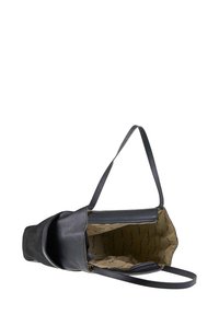 Borsa a mano in pelle nera con una texture morbida, dotata di chiusura a zip, spallacci regolabili e un interno beige a motivo.