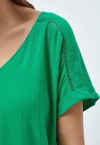 Desires DEAGGI SHORT SLEEVE BLOUSE. - Camicetta - simply green