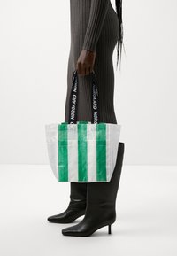 Mads Nørgaard LAUNDRETTE MIRCA BAG - Borsa a mano - classic green/white