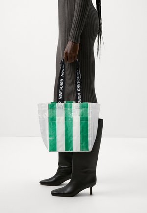 Mads Nørgaard LAUNDRETTE MIRCA BAG - Τσάντα χειρός - classic green/white