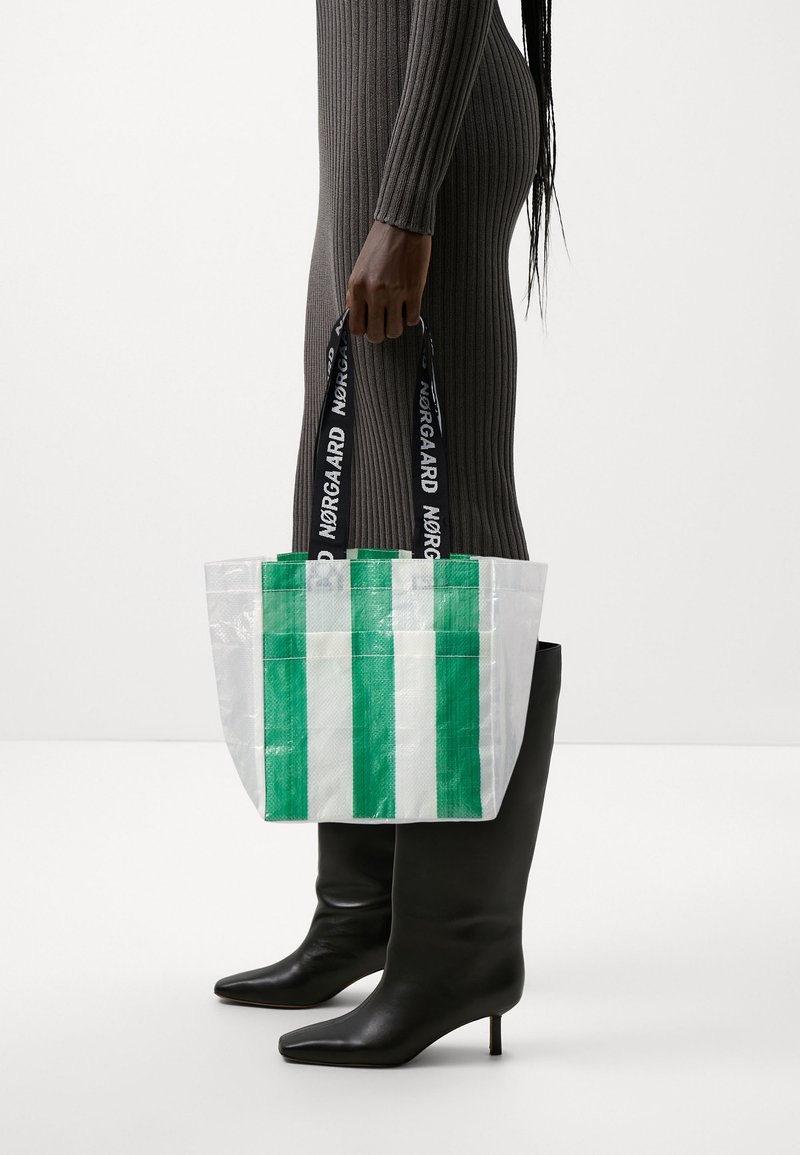 Mads Nørgaard LAUNDRETTE MIRCA BAG - Borsa a mano - classic green/white