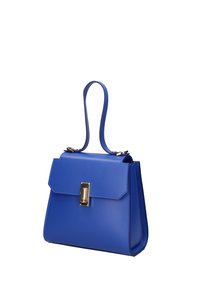 Blauwe synthetische handtas met een gestructureerde vorm, voorzien van een bovenhandvat, gouden hardware en een klepafsluiting. Gladde textuur, minimalistisch ontwerp.