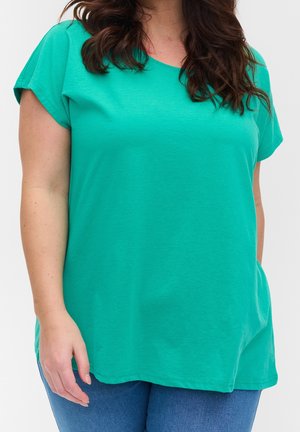 T-shirt verde a maniche corte in un morbido e leggero tessuto. Presenta una vestibilità comoda e un collo rotondo, con una trama semplice.