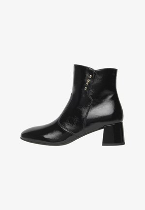 Schwarze Lackleder-Ankle Boots mit spitzer Zehenpartie, kleinem Blockabsatz, seitlichen Akzenten und glatter Textur. Saubere, elegante Silhouette.