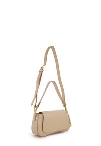 Beige Leder Umhängetasche mit geschwungener Form, umgeklappter Klappe, goldenen Beschlägen und einem breiten verstellbaren Schulterriemen. Glatte Textur und schlichtes Design.