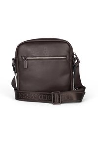 Hnědá kožená kabelka přes rameno s texturovaným povrchem, se zipovým uzávěrem a nastavitelným popruhem s embossovanou značkou.