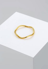 Goldener Bandring mit einem glatten, gewundenen Design, das eine polierte Oberfläche aufweist und keine ausgeprägten Muster oder Akzente hat.