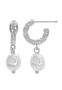 Zilveren gedraaide creolen met een witte pareldruppel, ronde vorm, gladde textuur en een veilige steker als sluiting.