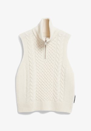 Mouwloze crèmekleurige kabelgebreide trui met een hoge kraag en een halve ritssluiting. Gestructureerd ontwerp met een geribde zoom en zijpanelen.