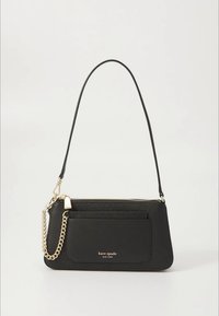 Juoda tekstūruota odinė Kate Spade rankinė su aukso spalvos grandinės detalėmis, priekinė kišenė ir reguliuojama petneša, pateikta ant balto fono.