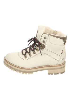 Weißer Lederknöchelstiefel mit gepolstertem Kragen, schwarzen und roten Schnürsenkeln, Metallösen, Lammfellfutter und profillierter beiger Sohle mit Markenaufdruck "Mustang".