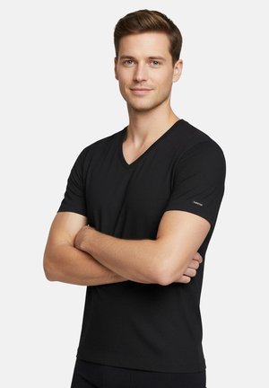 T-shirt nera a scollo a V realizzata in tessuto morbido, con maniche corte e un design minimalista con un logo discreto sulla manica sinistra.