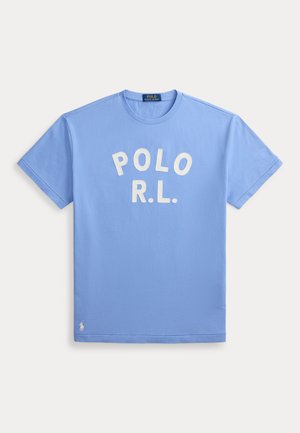 Világoskék rövid ujjú póló fehér "POLO R.L." felirattal elöl középen és kis fehér pólo játékos logóval a szegély közelében alul.