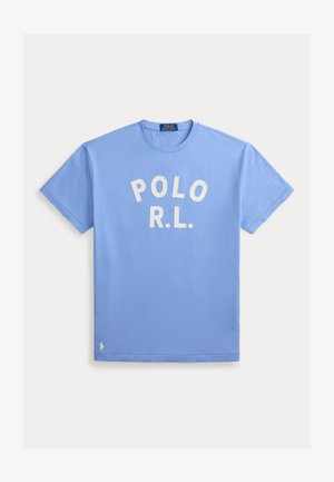 Lyseblå t-shirt med korte ærmer med hvid "POLO R.L." tekst centreret foran og lille hvid logo af en polospiller nær bundkanten.