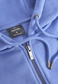 Felpa con zip blu, dal tessuto morbido, con cappuccio regolabile, zip argentata e etichetta nera che riporta il nome del marchio e la taglia.