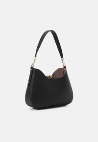 Borsa a spalla in pelle nera a texture granata con una larga tracolla e finiture in oro, mostrata leggermente aperta per rivelare un rivestimento interno marrone.