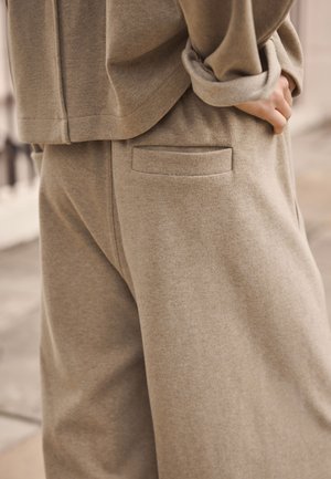 Next REGULAR FIT - SOFT BRUSHED FINISH BARREL LEG - Pantaloni de trening - mocha brown