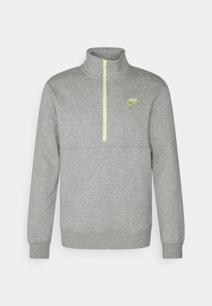 Grauer Pullover mit langen Ärmeln, hohem Kragen und vorderem Halb-Reißverschluss in Hellgelb, mit kleinem Nike-Logo auf der linken Brust.