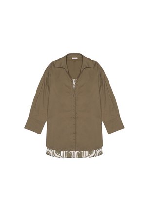 Camicia bottone oliva con colletto ampio, maniche lunghe e uno strato sottostante di tessuto bianco e verde a fantasia. Tessuto morbido, vestibilità rilassata.