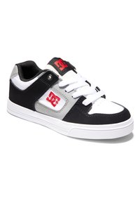 Adidași negri, albi și gri cu talpă din cauciuc, guler căptușit și șireturi. Prezintă un logo roșu pe lateral și panouri texturate.