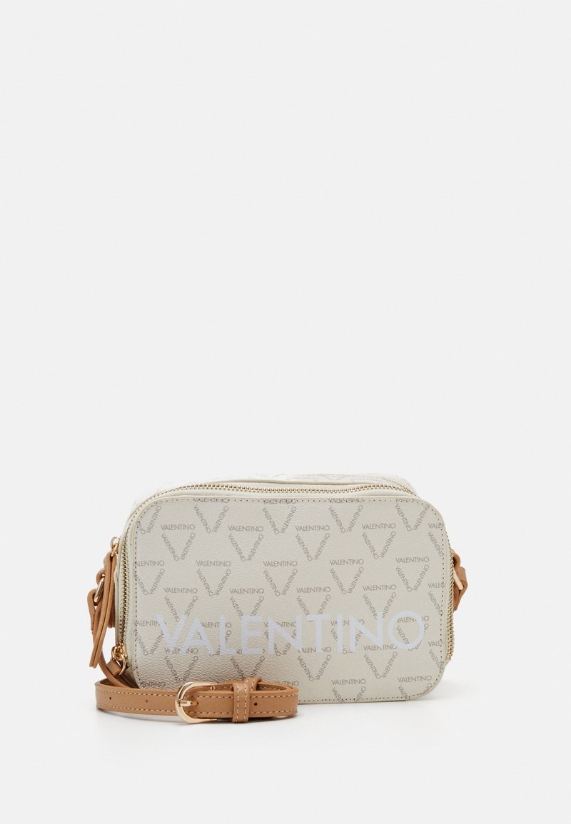 Crossbody kabelka Valentino z texturované béžové kůže, se zipovým uzávěrem, hnědým popruhem a opakujícím se vzorem loga ve světle krémové barvě.