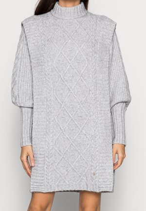 Robe pull gris clair en maille torsadée avec manches longues bouffantes et un col montant côtelé.