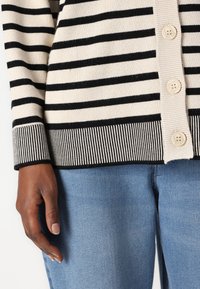 VILA VIOSTRIA V NECK  - Jopica - feather gray/black beauty