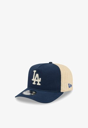 Cappellino da baseball blu navy e beige con logo bianco "LA" sul davanti e emblema del marchio blu sul pannello posteriore in rete beige.