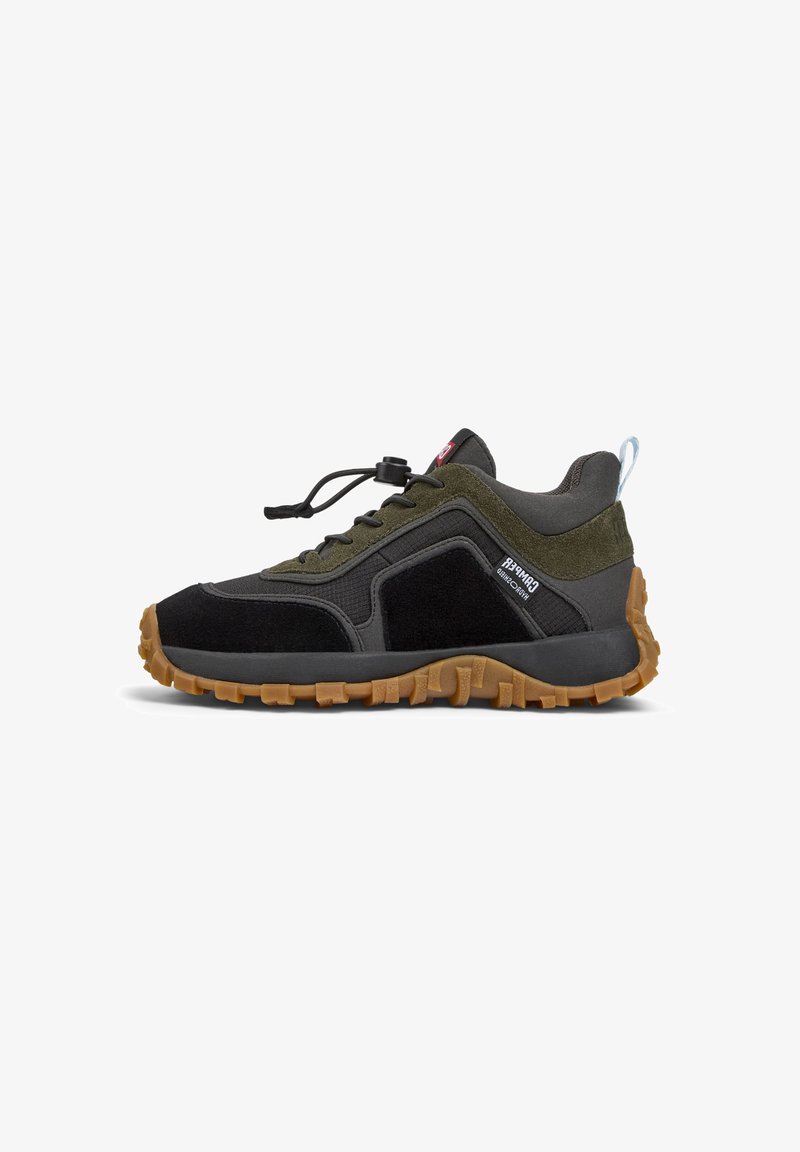 Sneaker nere e verde oliva con suola in gomma, materiali in rete e scamosciato, e chiusura a toggle senza lacci per una vestibilità regolabile.