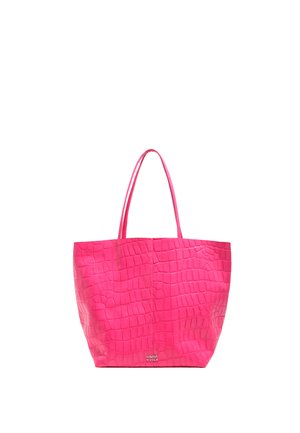Bolso tote de color rosa brillante con textura de cocodrilo, dos asas y un pequeño logo blanco de "Bimba y Lola" en el centro inferior.