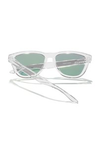 Prozorna plastična sončna očala z zelenimi lečami v obliki mačjih oči in ravnimi stranmi. Poudarki vključujejo napis blagovne znamke na stranici očal.